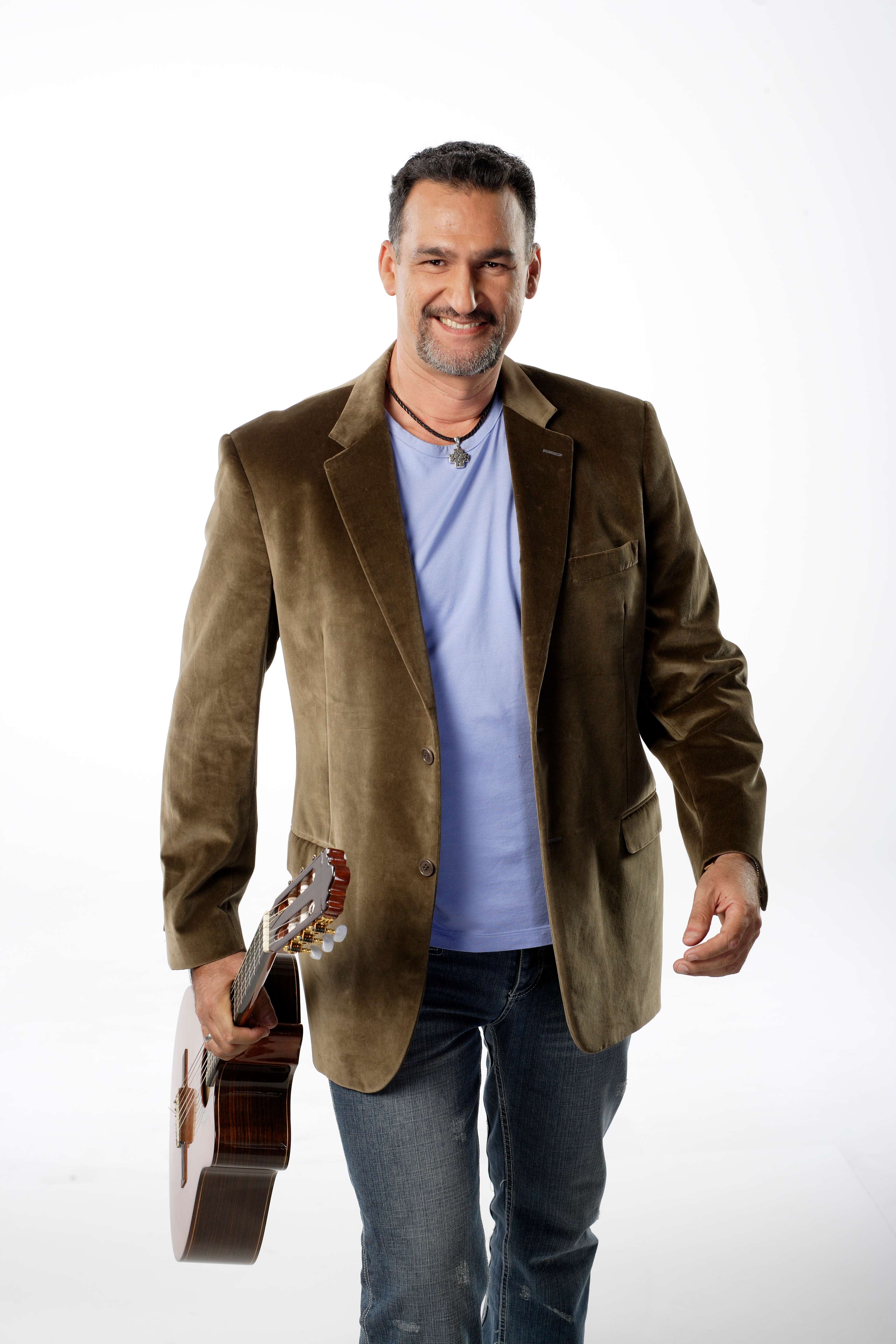 Kike Santander con guitarra